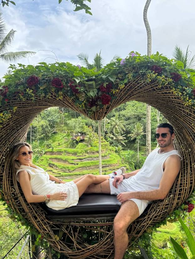 FOTO Polugoli i mokri do kože u vrelom zagrljaju: Maja objavila nikad vatrenije fotke sa Šimom