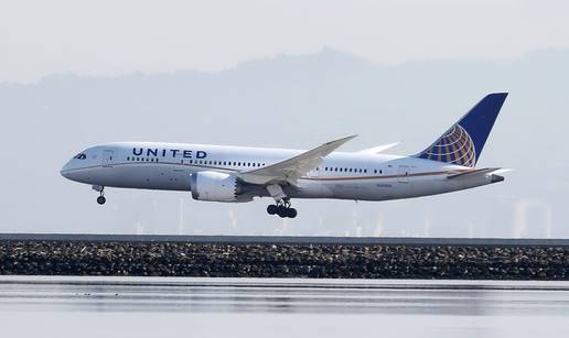 United Airlines će vratiti na posao necijepljene radnike