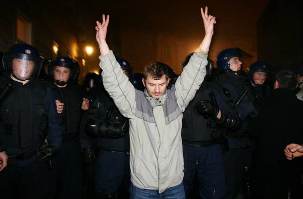 ARHIVA - Zagreb: Prosvjedi diljem zemlje zbog uhićenja Gotovine, razbijen i prozor na zgradi Vlade