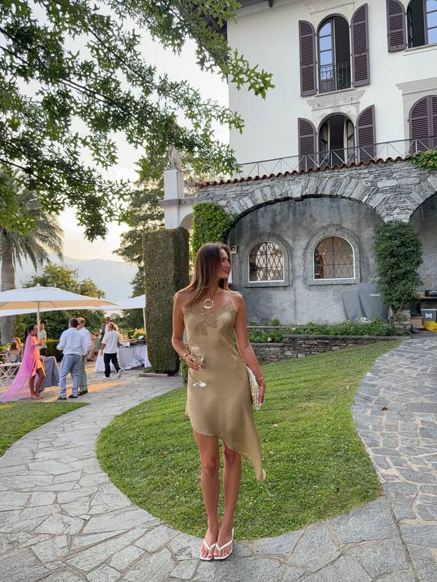 FOTO Ashlee ne prestaje privlačiti poglede: Radi za hit brend bikinija i pokazuje obline