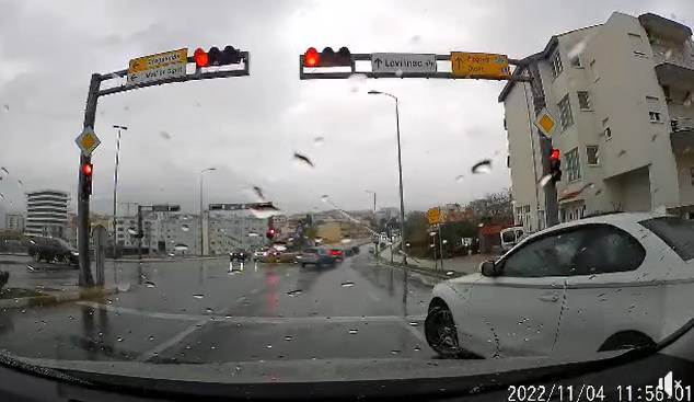 VIDEO Pogledajte kako bahati vozač BMW-a zaobilazi kolonu u Splitu: 'Lik je još dao žmigavac!'