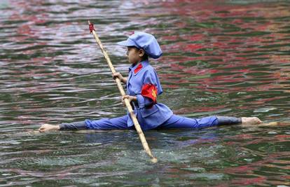 Mali kung-fu komunist natječe se u raftingu 