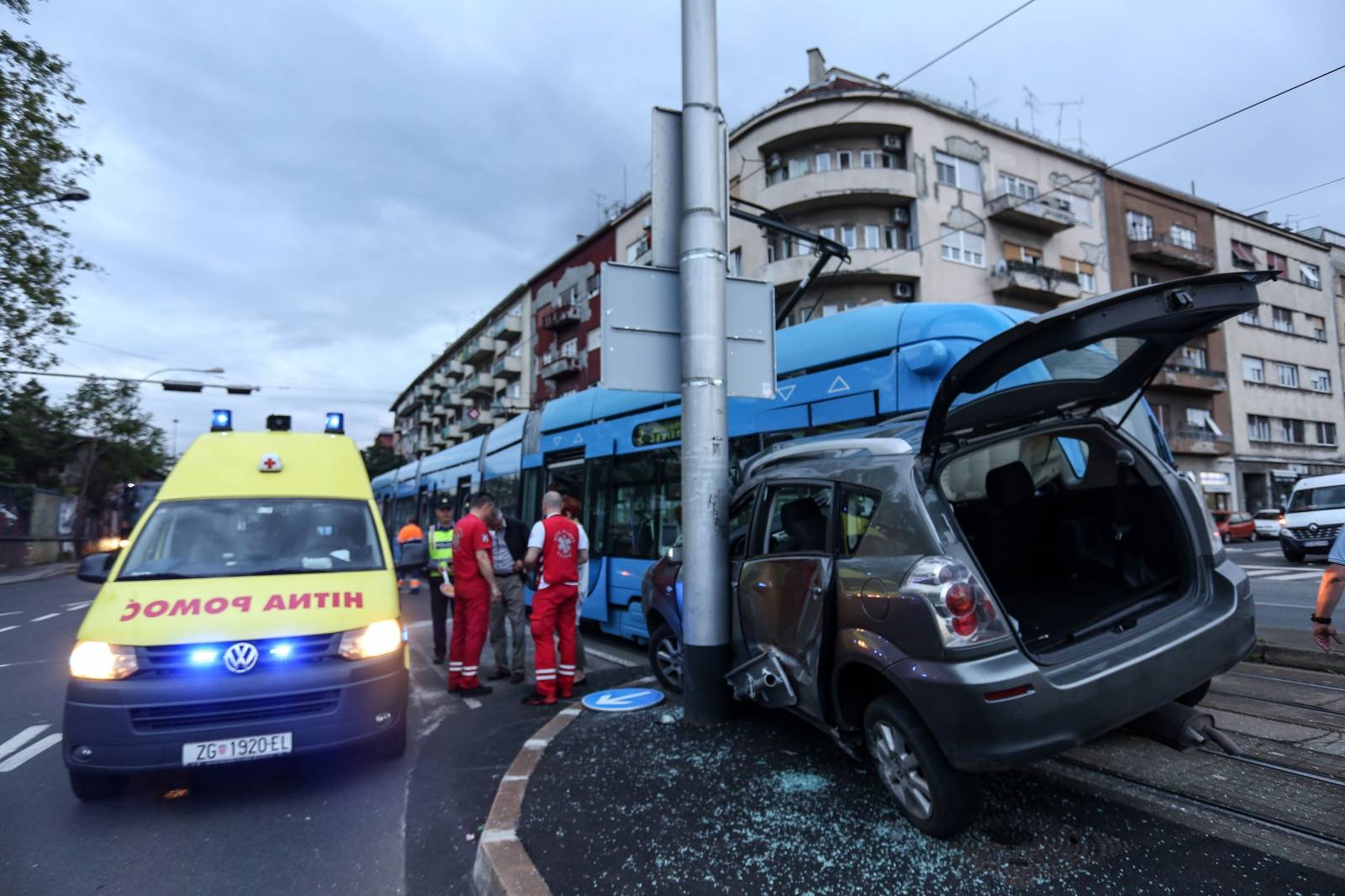 Zagreb: Tramvaj u Branimirovoj prignjeÄio automobil uz stup