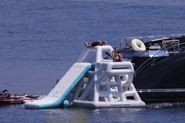 Obiteljski odmor slavnog podcastera na Braču: Joe Rogan uživa na superjahti, kupa se i skače u more