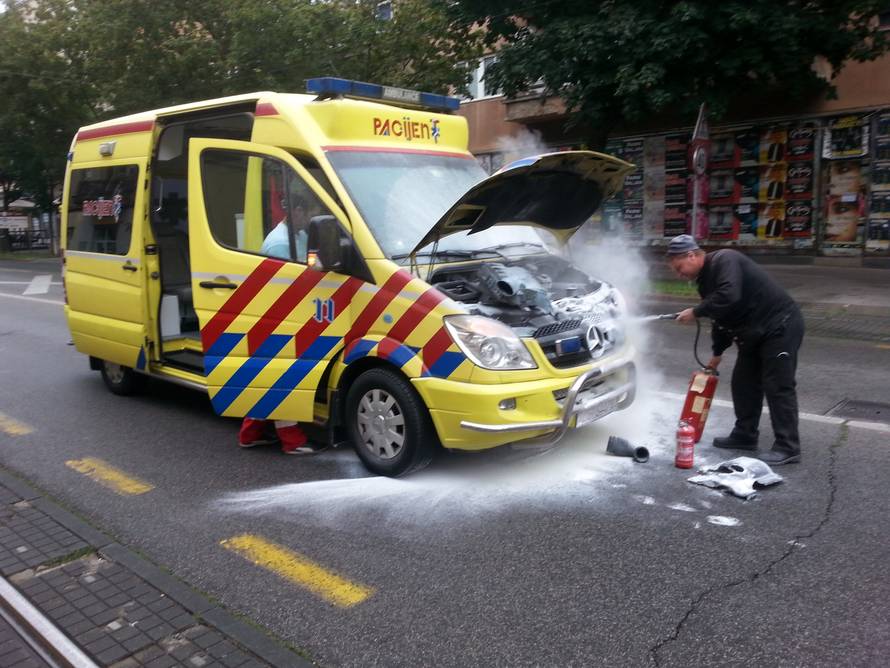 Heroj ulice! Dimnjačar Mladen ugasio zapaljeni kombi Hitne