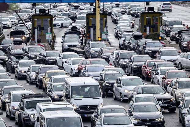 Početak skijaškog tjedna i kraj blagdana uzrok je gužve na graničnom prijelazu Bregana