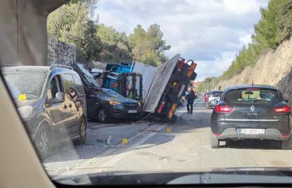 Nesreća u Bibinjama: 'Kamion je zapeo za nadvožnjak pa se sudario s automobilom'