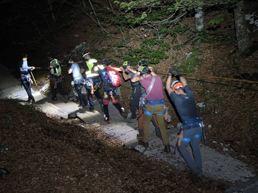 STRAŠNA TRAGEDIJA Otac i dijete pali u provaliju kod slapa u Sloveniji, on je poginuo