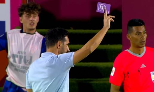 Hrvatski izbornik mahnuo je ljubičastim kartonom. Evo zašto