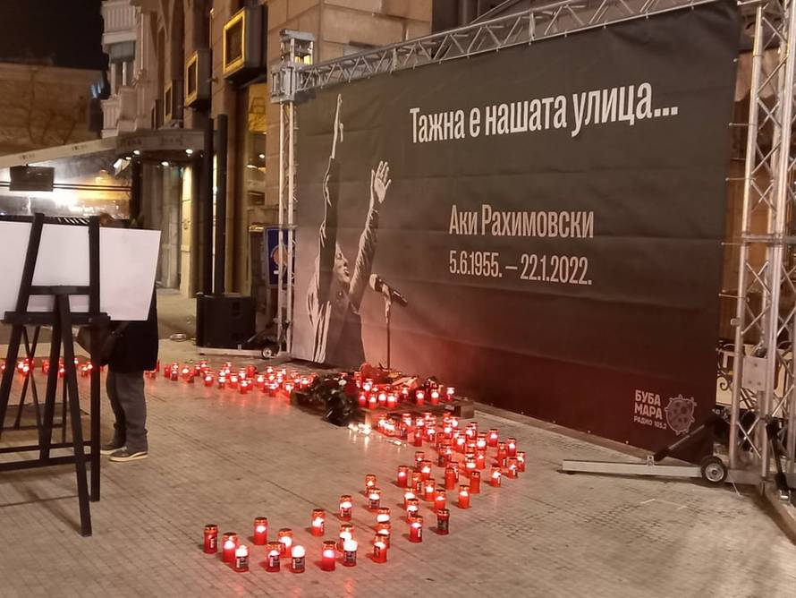 U Skoplju palili svijeće za Akija, na trgu svirali njegove pjesme
