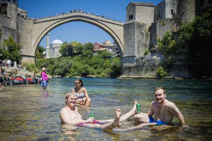 FOTO Brojni turisti rashladili se u Neretvi. U Mostaru i do 42°C