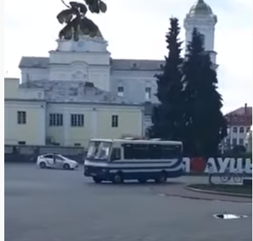 Naoružan eksplozivom zarobio 20 putnika u autobusu, napad najavio preko društvenih mreža