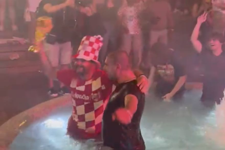 Navija&ccaron;i proslavili pobjedu kupanjem u fontani