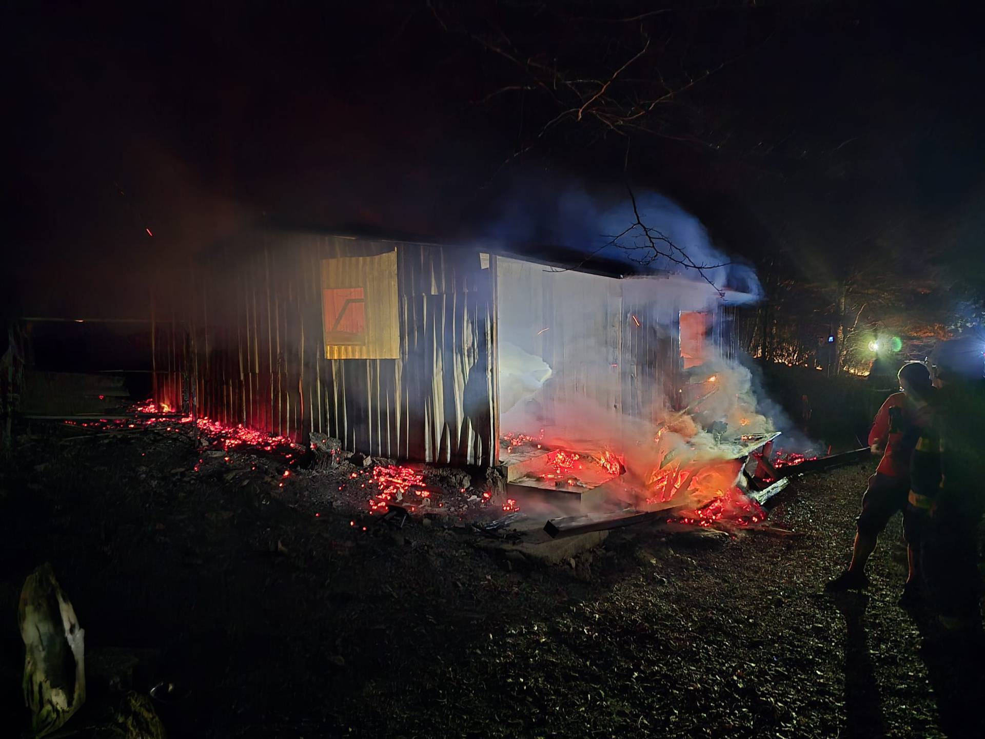 FOTO Planinarsko sklonište na Velebitu u cijelosti izgorjelo...