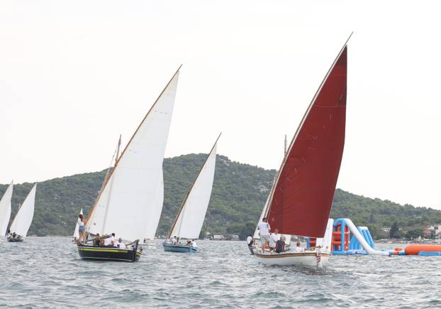 FOTO Čuvari stoljetne tradicije: Drveni brodovi utrkivali se na 'Regati za dušu i tilo' u Betini