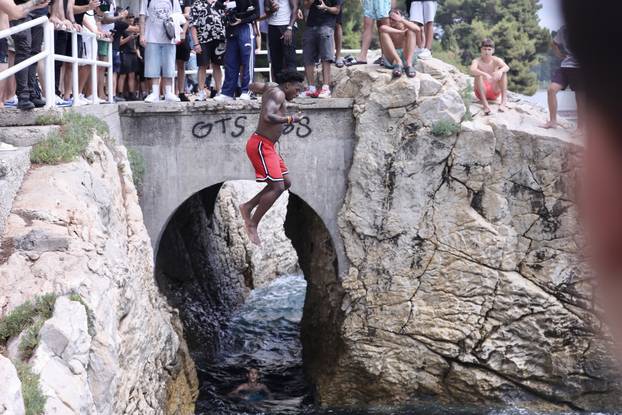 Split: Najpopularniji svjetski streamer IShowSpeed skakao je u more na splitskoj plaži Ježinac