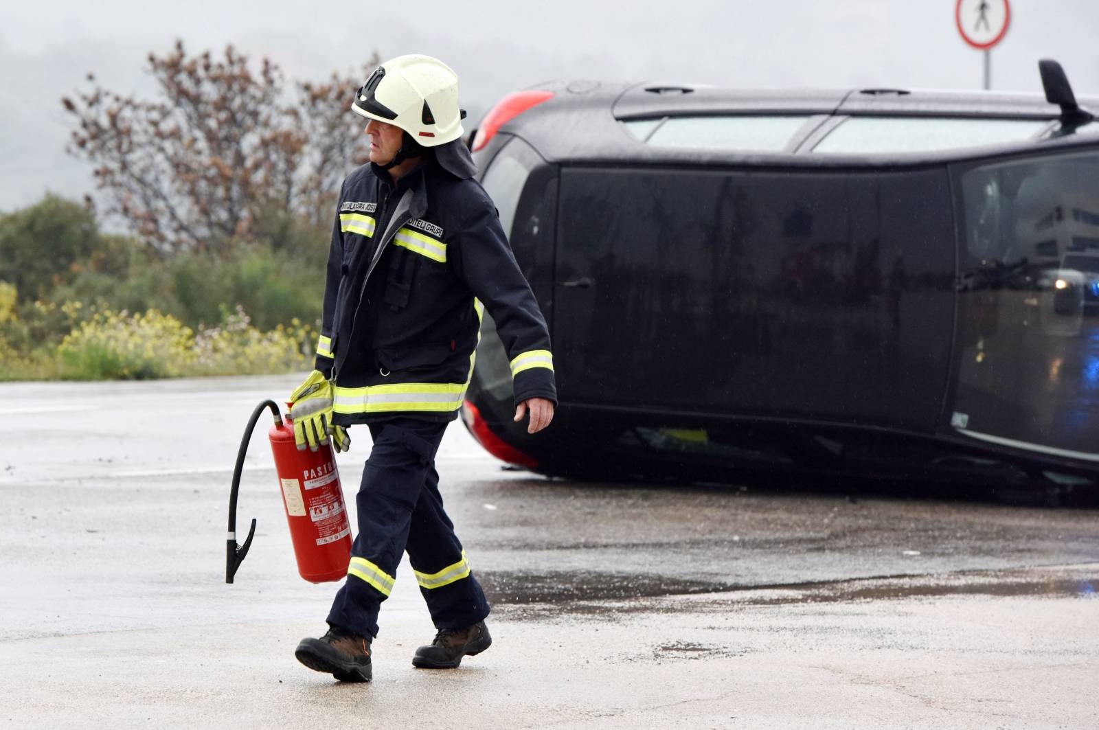 Å ibenik: U prometnoj nesreÄi jedno vozilo zavrÅ¡ilo na boku, intervenirali i vatrogasci