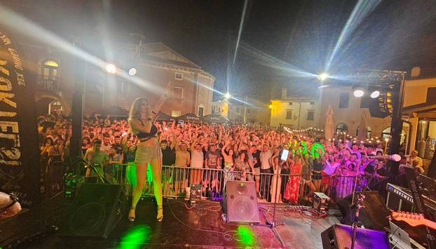 Lidija Bačić za koncert je obukla sportski grudnjak i vrlo kratke hlačice: 'Spoj ljepote i talenta!'