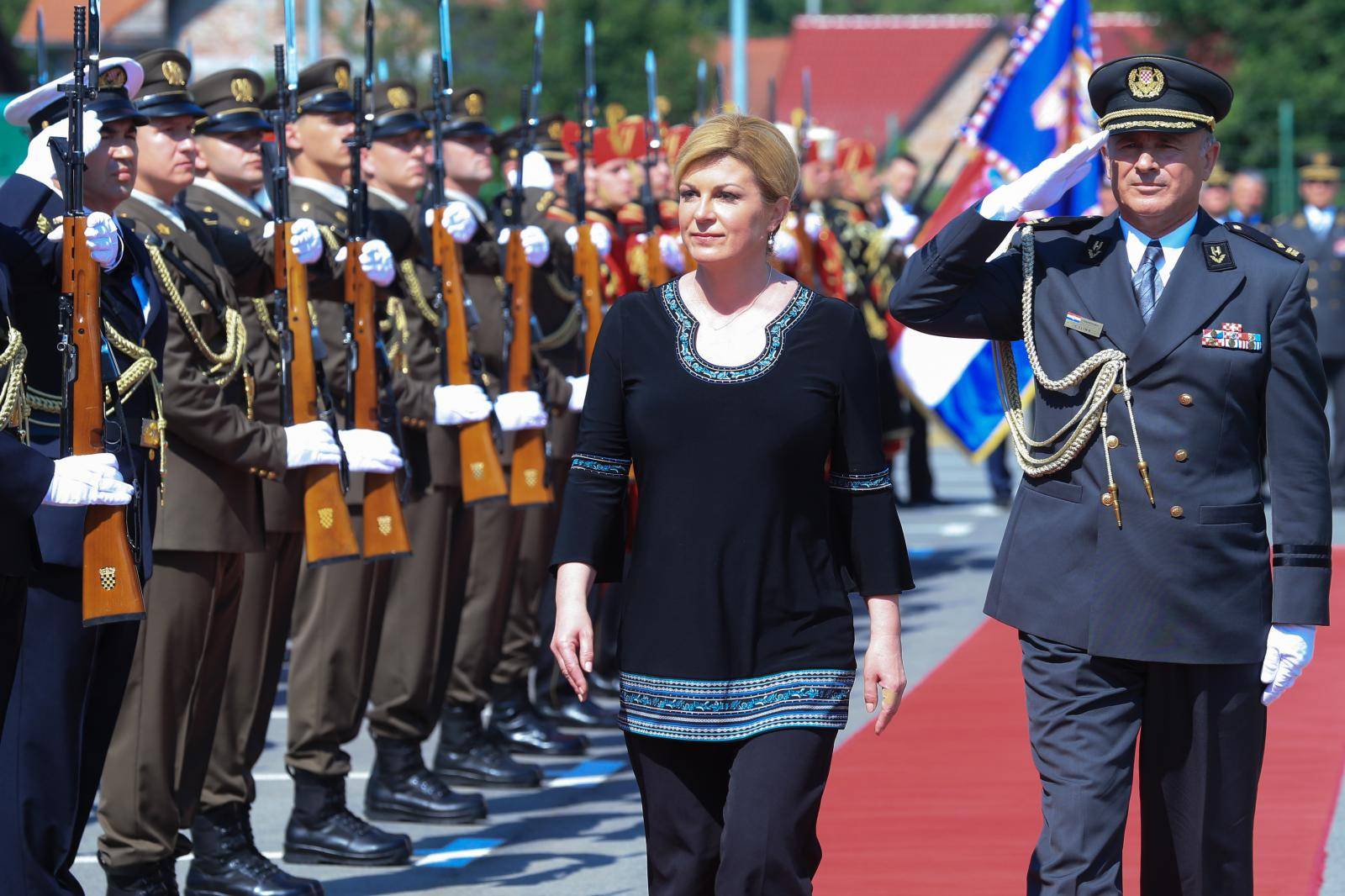 Vukovar: Predsjednica Grabar KitaroviÄ na sveÄanoj promociji polaznika vojnih Å¡kola