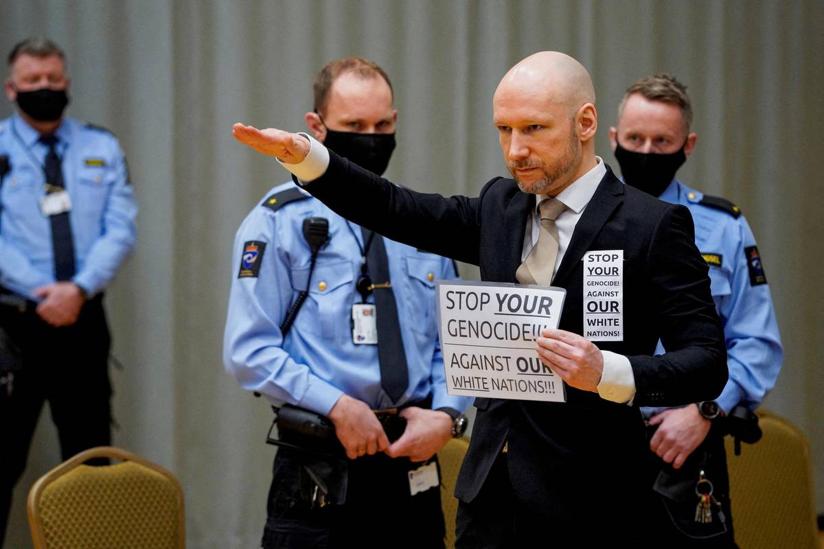 Ubojica Breivik nacističkim je pozdravom ušao u sudnicu