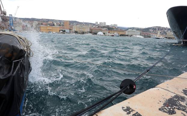 Rijeka: Olujna bura stvara valove i morsku pjenu u luci