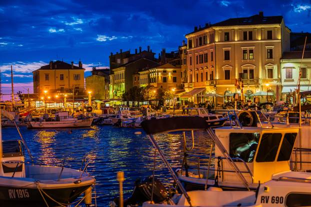 Gradske fotografije u sumrak grada Rovinja