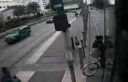 Djevojka biciklom udarila u vlak podzemne željeznice