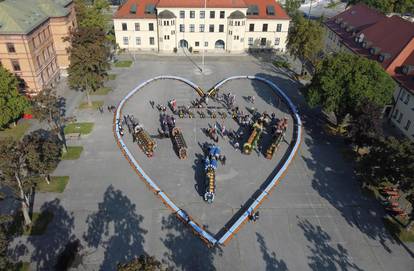 Umjesto Oktoberfesta: Od klupa napravili srce u kojem piju pivo