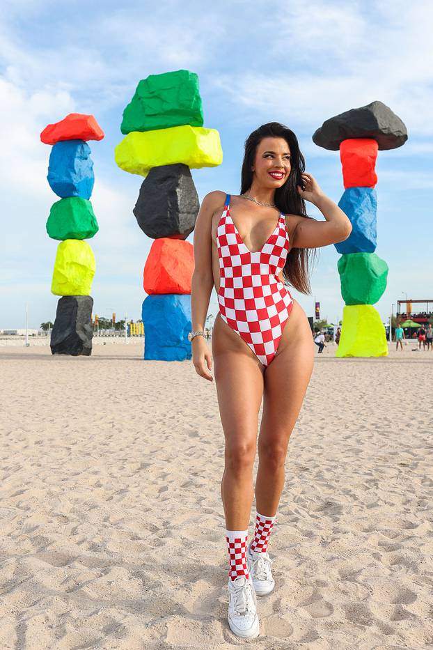 EKSKLUZIVNO: Ivana Knoll pozirala u kockastom kupaćem kostimu na plaži Ras Abu Aboud 