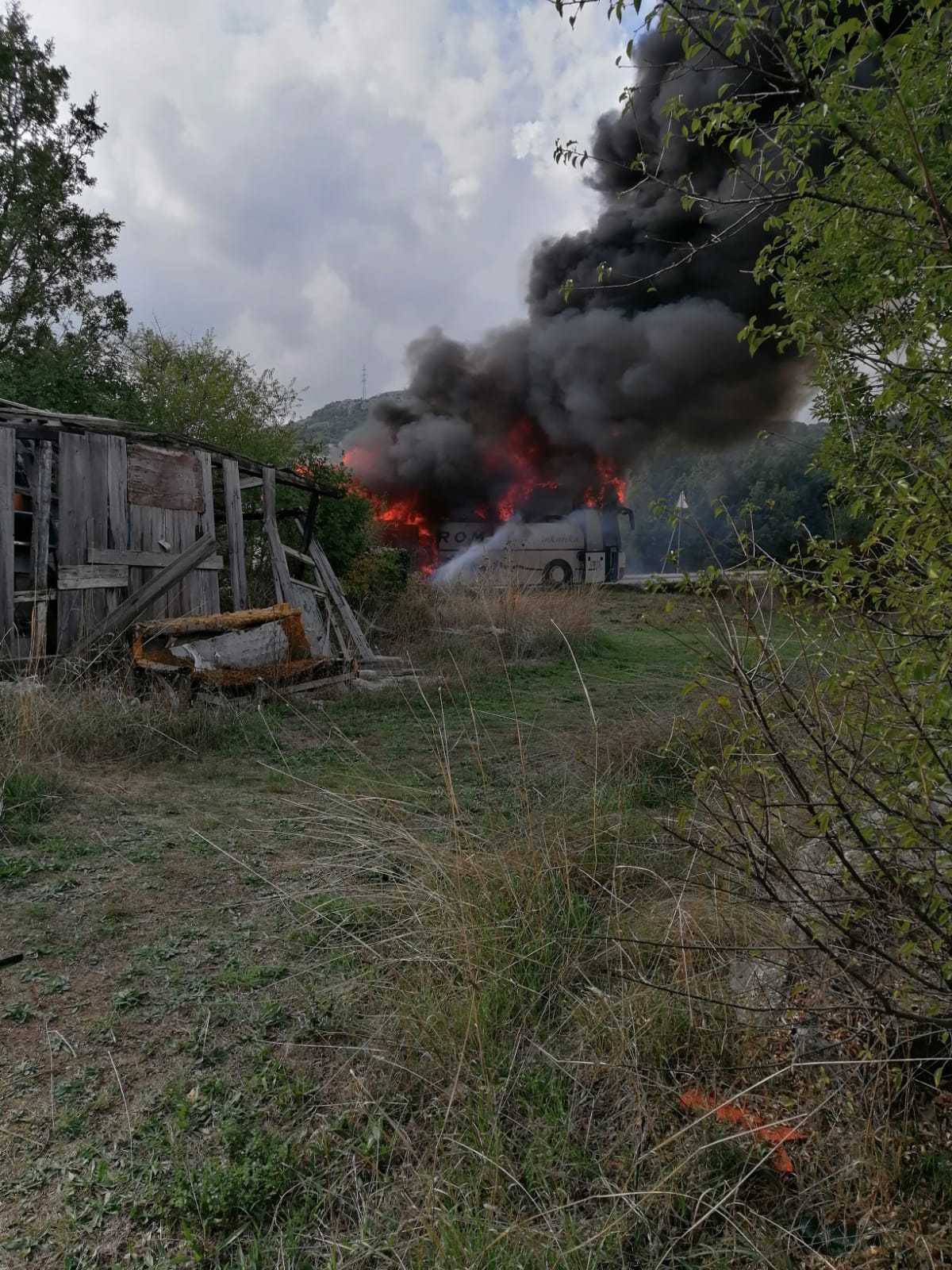 Buktinja  kod Klisa: Zapalio se autobus, evakuirali 20 putnika