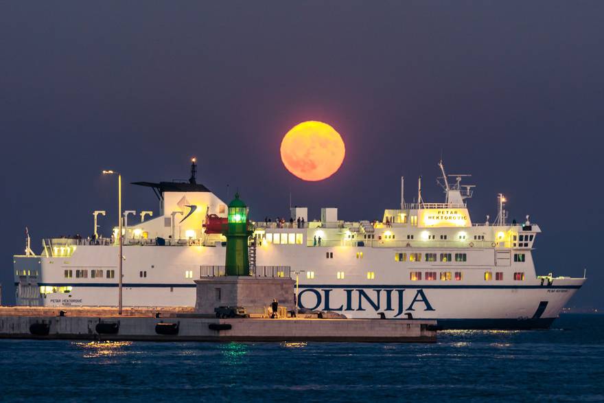 Supermjesec iznad Hrvatske: Pogledajte spektakularne fotografije