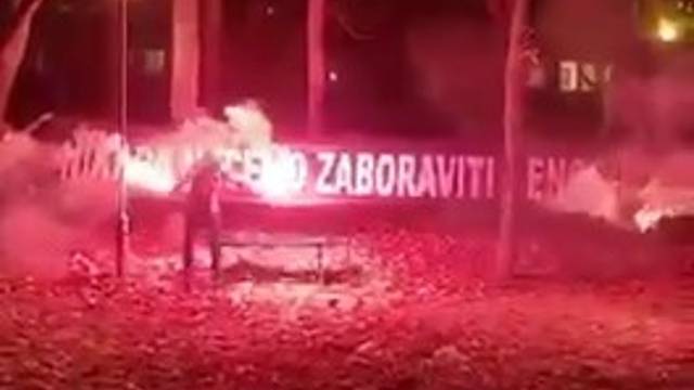 Sramota u Beogradu: Kukavice su otele ženama transparent o Srebrenici i zapalile ga u parku