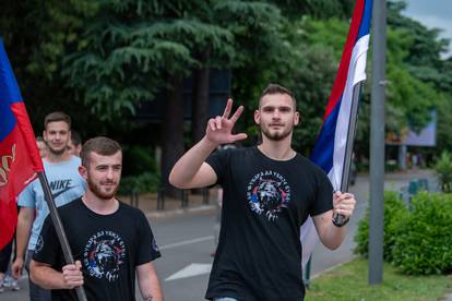 FOTO Ispred Vlade Crne Gore su održali prosvjed: 'Nezadovoljni smo Rezolucijom o Srebrenici!'