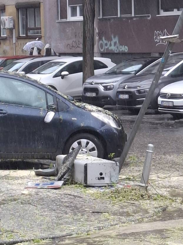 FOTO Apokalipsa u Zagrebu: Stabla drobila automobile, izdano novo upozorenje!