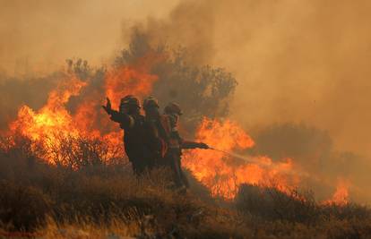 Šumski požar na Kreti: Iz hotela i sela evakuirali su tisuću ljudi