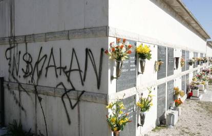Split: Sotonisti na groblju Lovrinac nacrtali križeve 