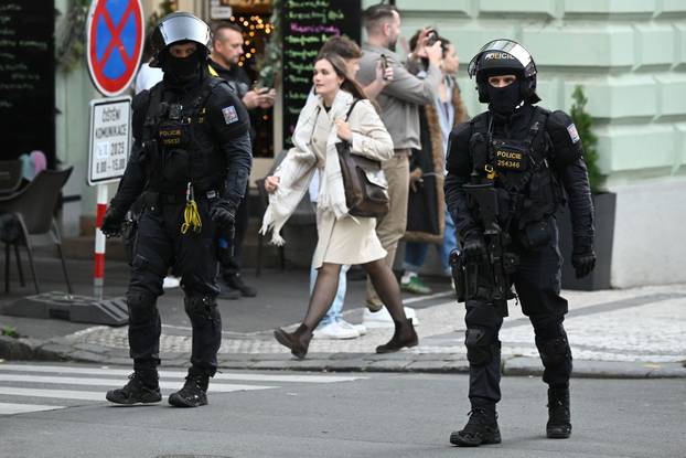 Prag: Hrvatski navijači u korteu idu do stadiona