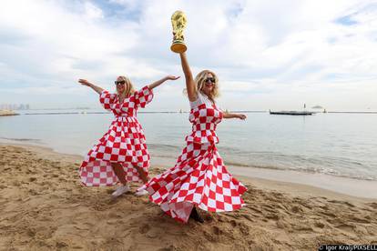 KATAR 2022: Rasplesane navijačice na plaži uoči utakmice Hrvatska - Belgija 