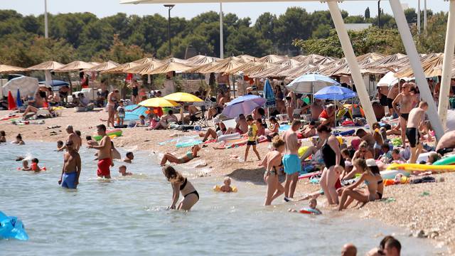 Brodarica: Turisti osvježenje od vrućine pronašli na plaži Rezalište