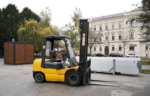 Zagreb: Postavljanje adventskih kućica na Strossmayerovom trgu