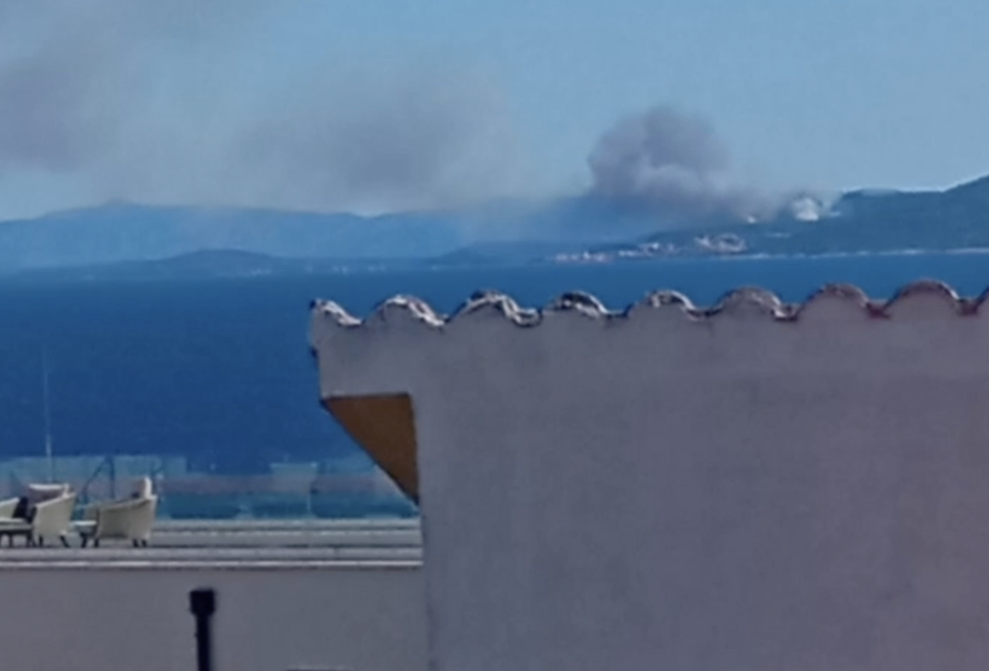 VIDEO Veliki požar gori na Šolti, prijetio kućama. Gase kanaderi