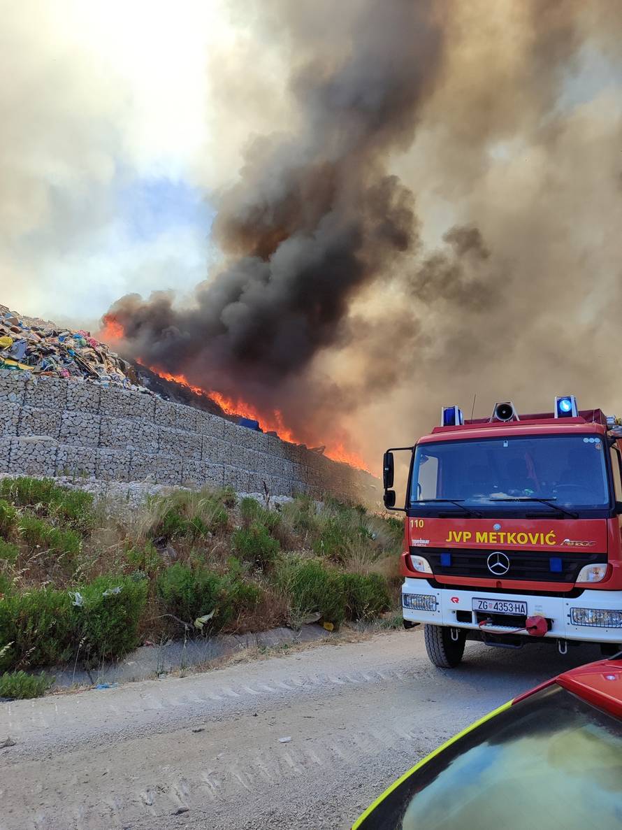 Požar deponija u Metkoviću