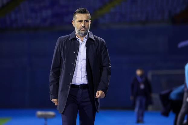 Zagreb: Nenad Bjelica pozdravio navijače uoči početka utakmice Dinama i Lokomotive