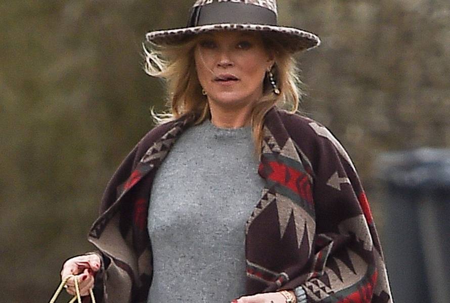 *EXCLUSIVE* Boho Kate Moss delivers festive gifts to neighbours **NO UK PAPERS AND UK PAPER ONLINE SITES**