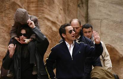 Nicolas Sarkozy je poveo Carlu Bruni i sina u Jordan