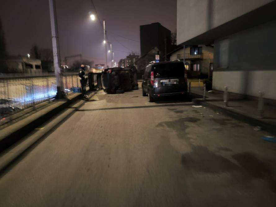 Zabio se u parkirani auto i prevrnuo se, vozač u bolnici