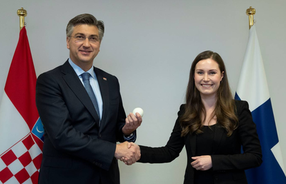 Najmlađa premijerka na svijetu poklonila je Plenkoviću grudu