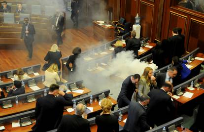 Kosovo: Oporba bacila suzavac u parlamentu zbog ratifikacije