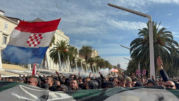 FOTO Prosvjed na Rivi. Stigao je i tip s 'Hitlerovim brčićima'