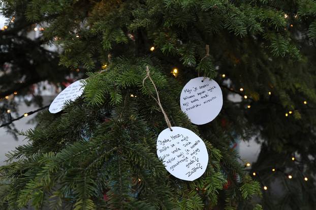 Zagreb: Nastavlja se "rat" kuglicama na Jelačićevom trgu